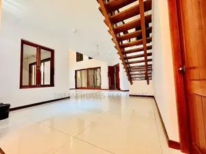 Beautiful Luxury Home with Swimming Pool Kotte