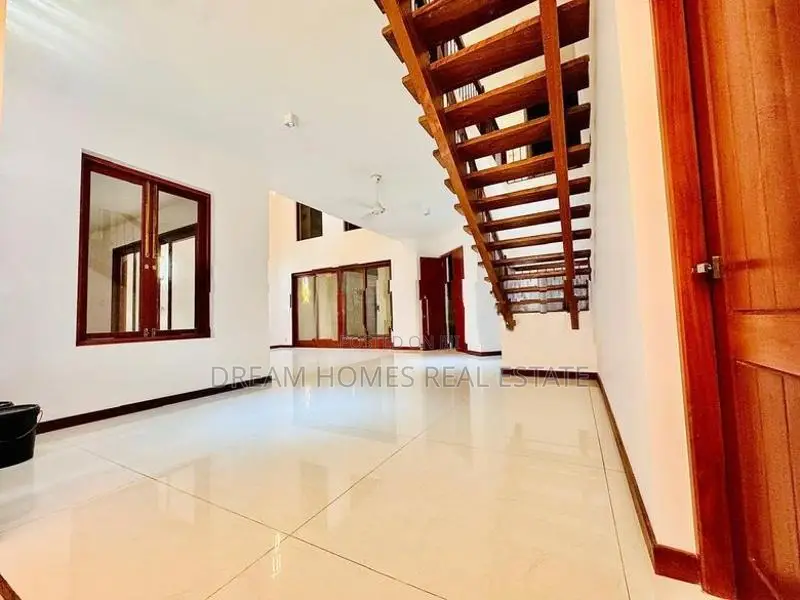 Beautiful Luxury Home with Swimming Pool Kotte