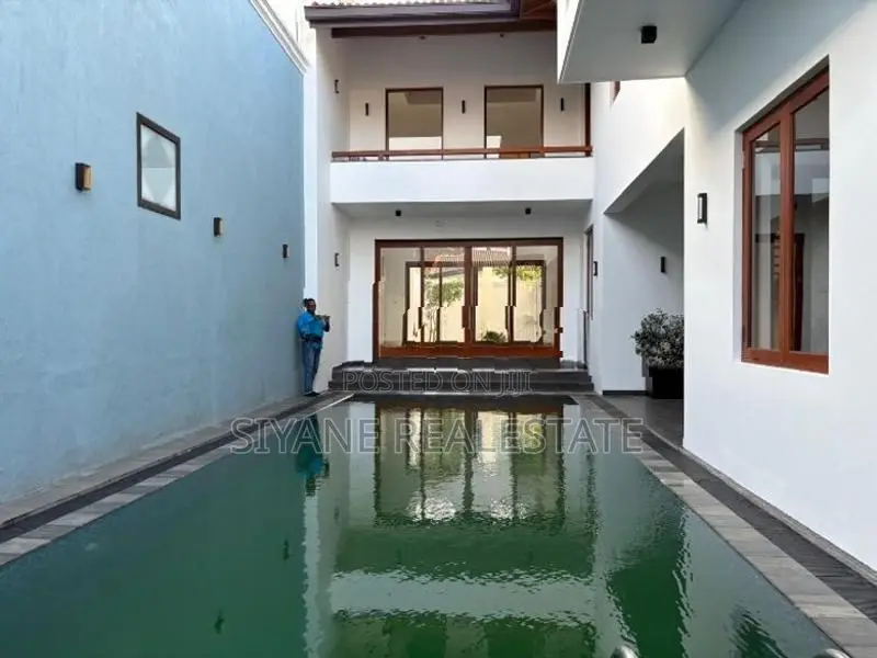 Luxury 3 Storey Residence With Rooftop Bar Pool