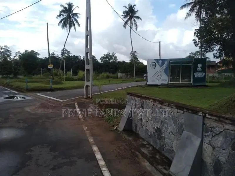 කොට්ටාව බස් පාරට මුහුනලා බිම් කොටස් විකිණීමට