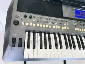 Yamaha PSR S670 Keyboard