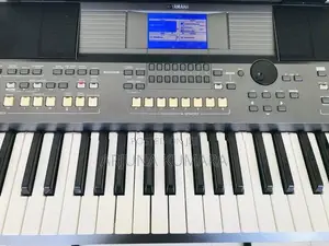 Yamaha PSR S670 Keyboard