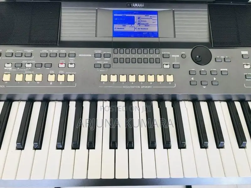 Yamaha PSR S670 Keyboard
