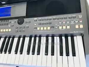 Yamaha PSR S670 Keyboard