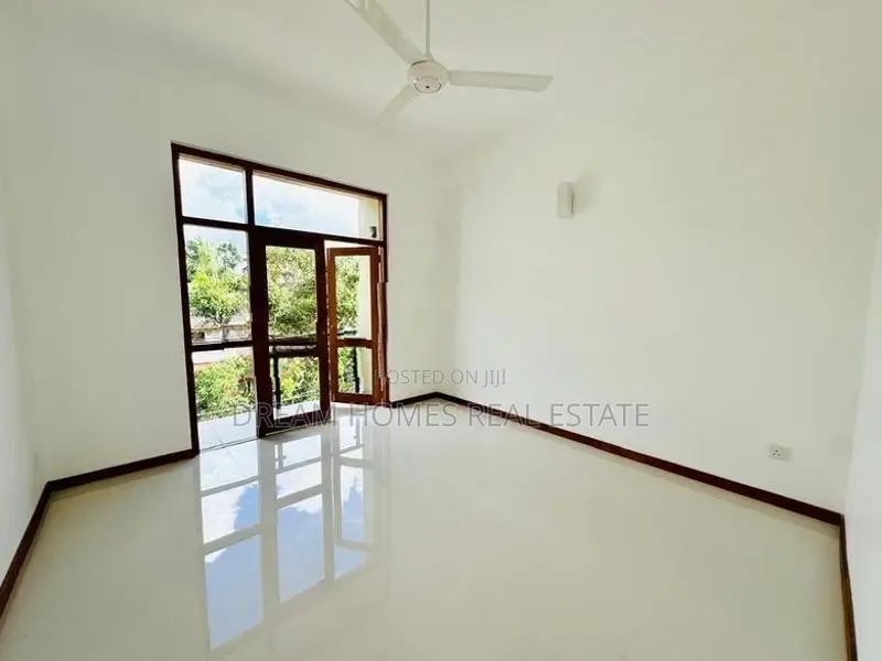 3-Story House for Sale in Nugegoda, Delkada