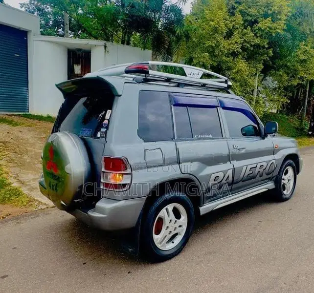 Mitsubishi Pajero 2000