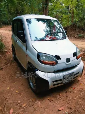 Bajaj Qute White 2019
