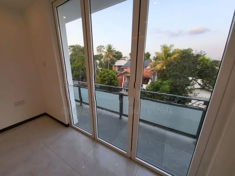 2nd floor for rent batharamulla