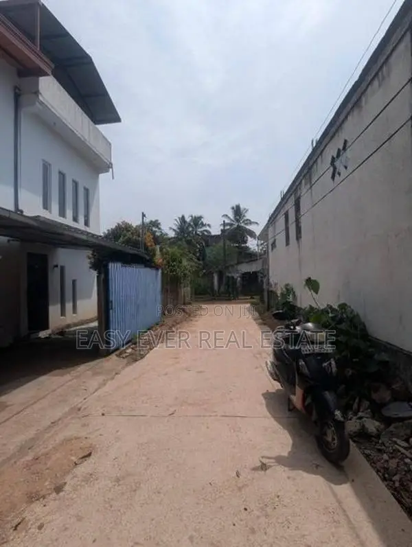ඉඩමක් සමග නිවසක් විකිණීමට තිහාරිය