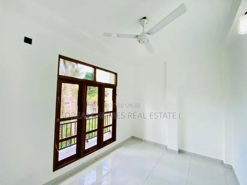 සුඛෝපභෝගී තෙමහල් නිවසක් Athurugiriya