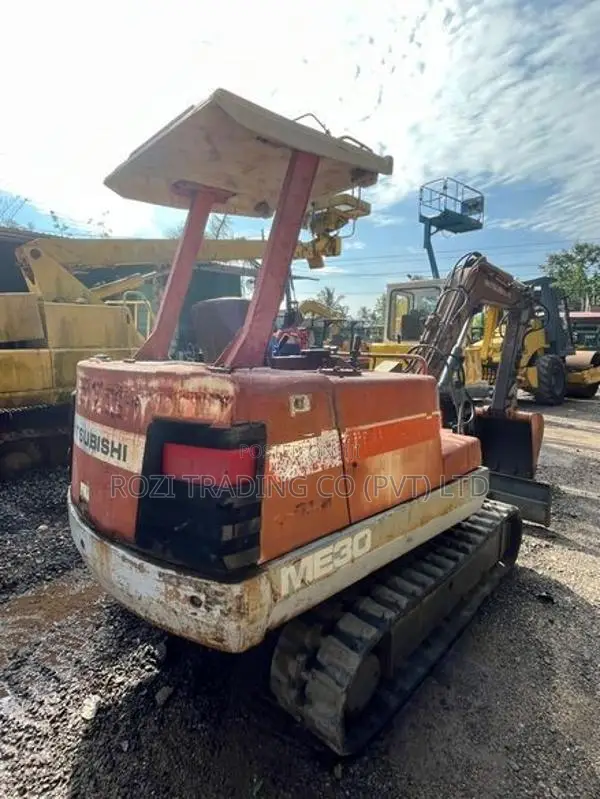 EXCAVATOR MITSUBISHI ME30