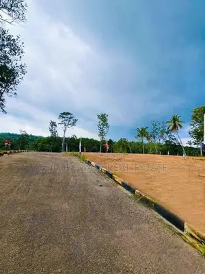 මාතර බස් පාරට සමීපව වෙල් යායකට මාඉම් වූ ඉඩමක් විකිණීමට