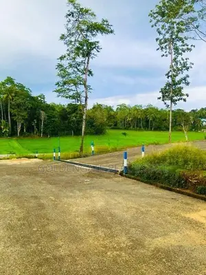 මාතර බස් පාරට සමීපව වෙල් යායකට මාඉම් වූ ඉඩමක් විකිණීමට