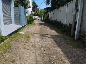 9.74 Perches Land for Sale in Boralesgamuwa Lake Road