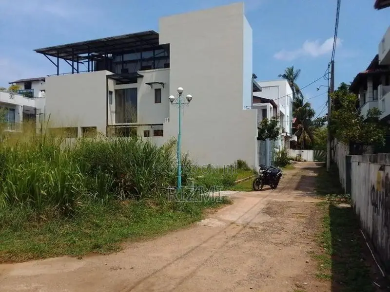 9.74 Perches Land for Sale in Boralesgamuwa Lake Road