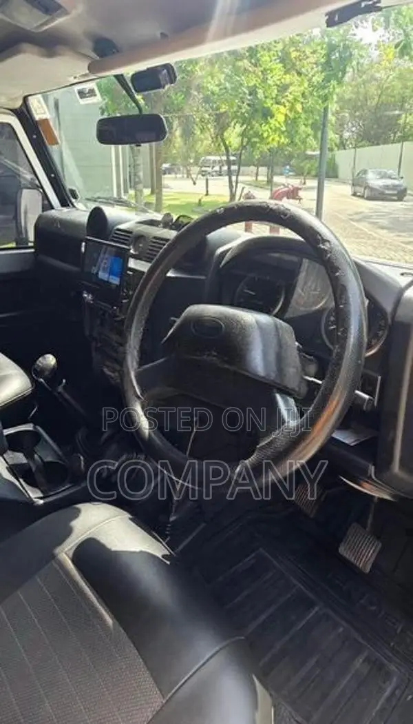 Land Rover Defender 110 2011