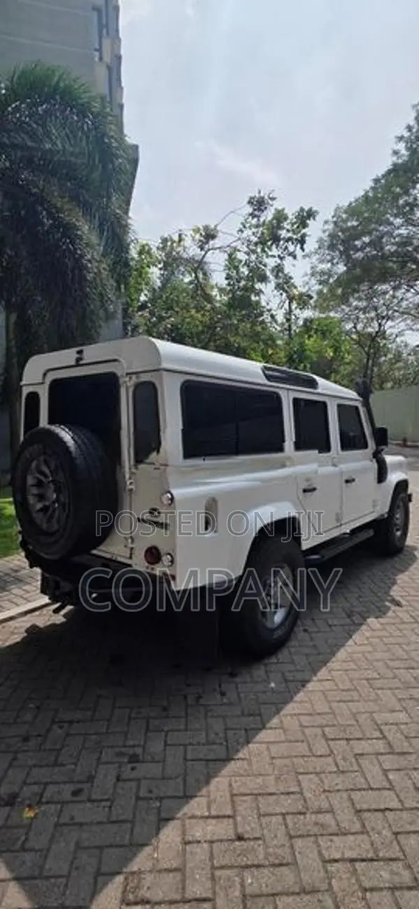 Land Rover Defender 110 2011