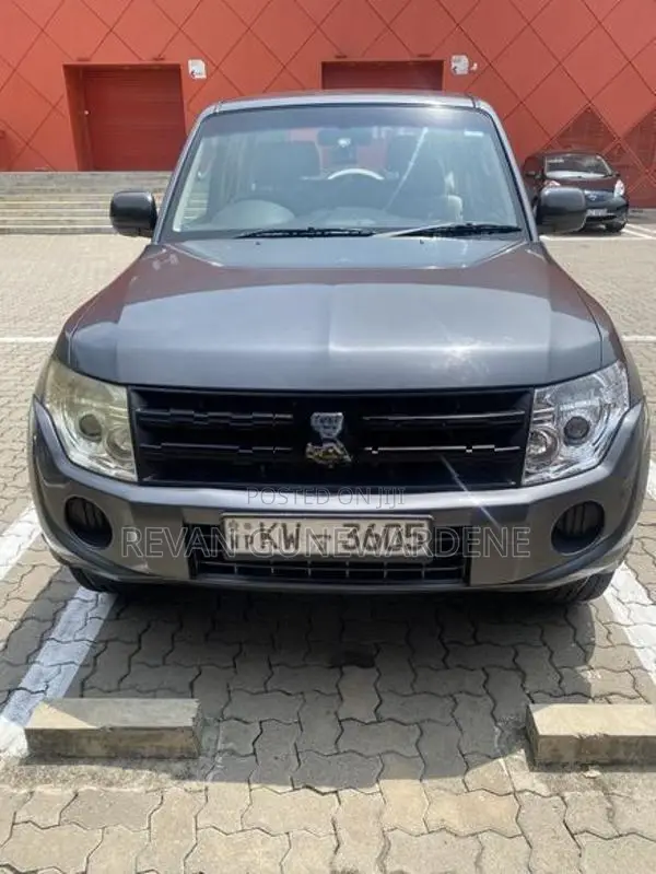 Mitsubishi Montero 2013