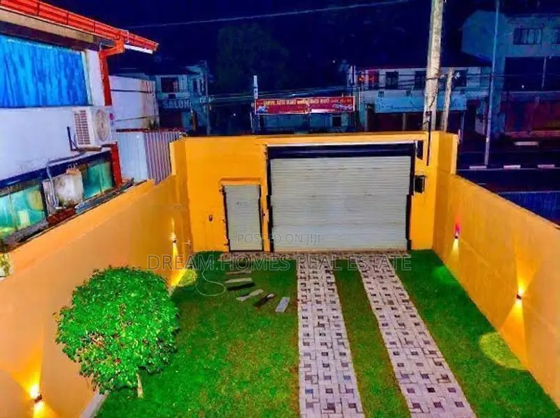 Spacious 7 Bedroom House Facing Main Road – Boralesgamuwa