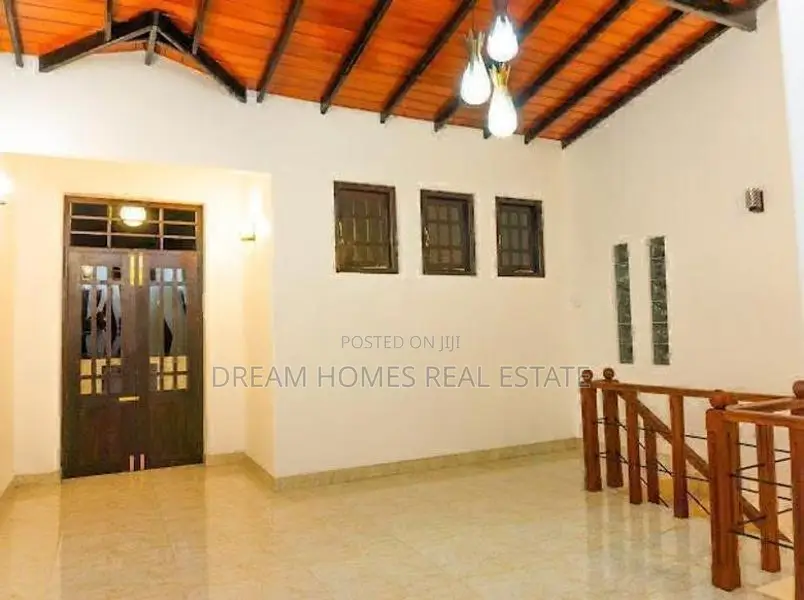 Spacious 7 Bedroom House Facing Main Road – Boralesgamuwa