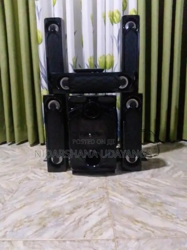 මල්ටිමීඩියා ස්පීකර් සිස්ටම් එකක්