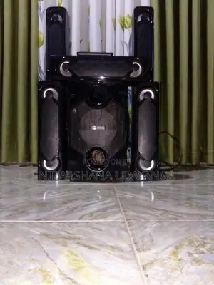 මල්ටිමීඩියා ස්පීකර් සිස්ටම් එකක්