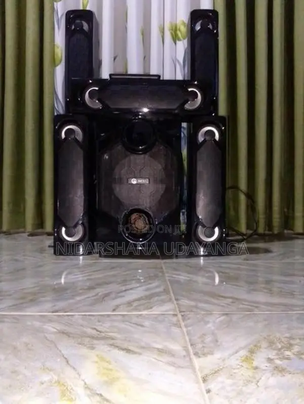 මල්ටිමීඩියා ස්පීකර් සිස්ටම් එකක්