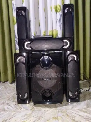 මල්ටිමීඩියා ස්පීකර් සිස්ටම් එකක්