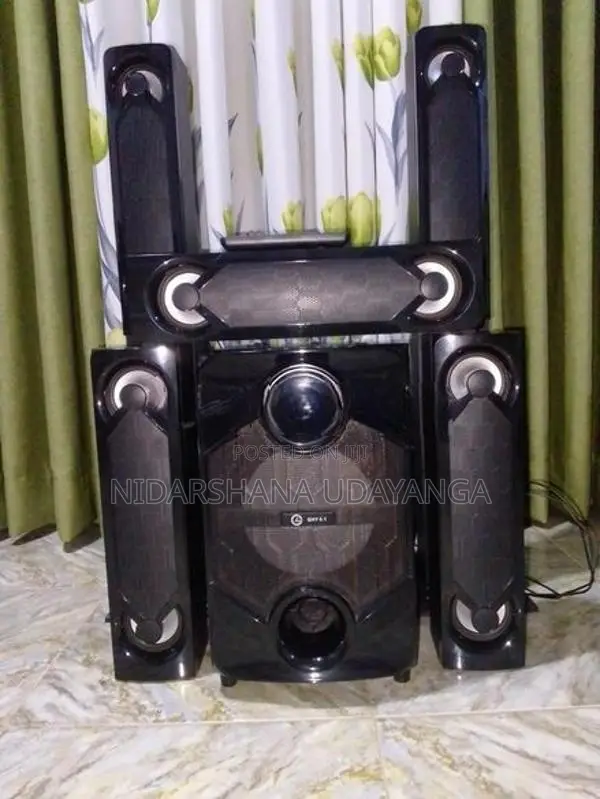 මල්ටිමීඩියා ස්පීකර් සිස්ටම් එකක්