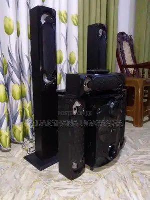 මල්ටිමීඩියා ස්පීකර් සිස්ටම් එකක්