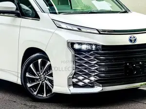 Toyota Voxy S Z HIGHEST GRADE 2025