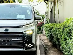 Toyota Voxy S Z HIGHEST GRADE 2025