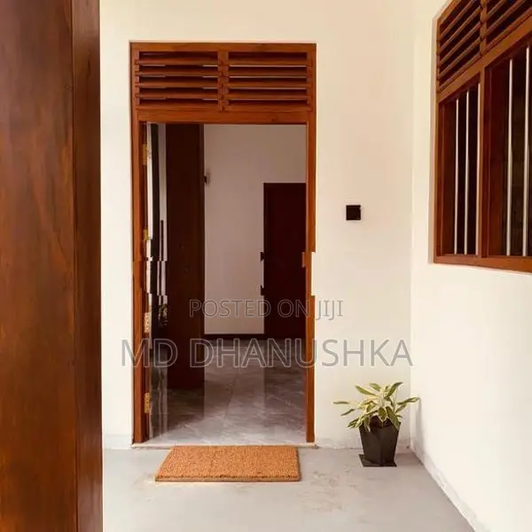 Modern Upstairs Apartment for Rent – Galle
