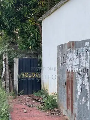 1 1/2 பரப்பு காணி விற்பனைக்கு உள்ளன - வவுனியா
