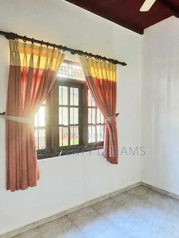 5 Br Luxury Upstair House for Sale Prime Location Kottawa
