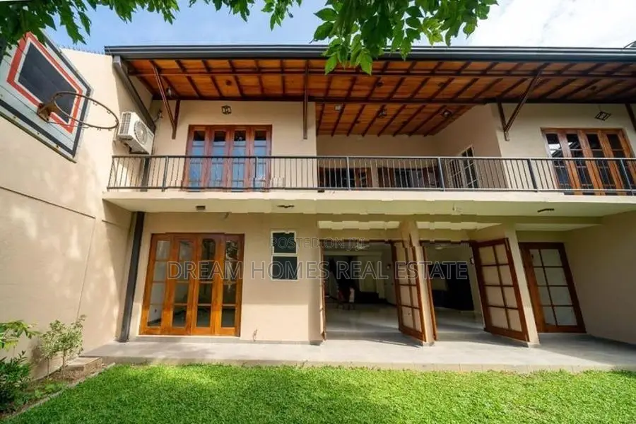Elegant 4BR Luxury House with Garden Boralesgamuwa