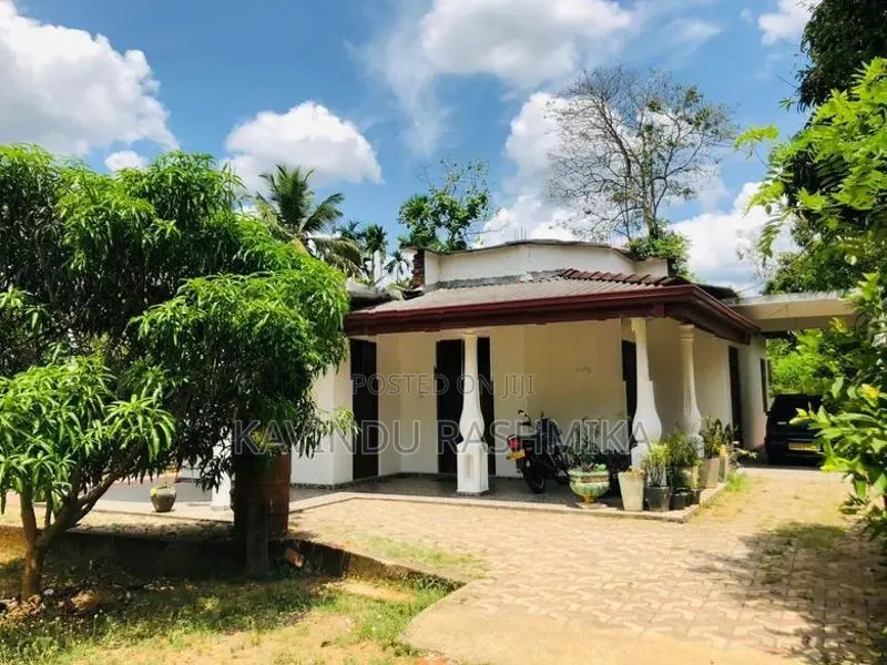 බිබිල නගරයට ආසන්නයෙන් අගනා නිවසක් වහාම විකිණීමට ඇත
