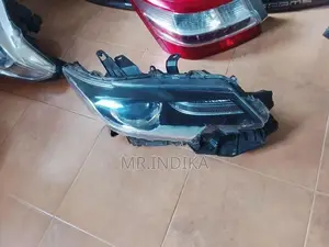 Toyota premio head light