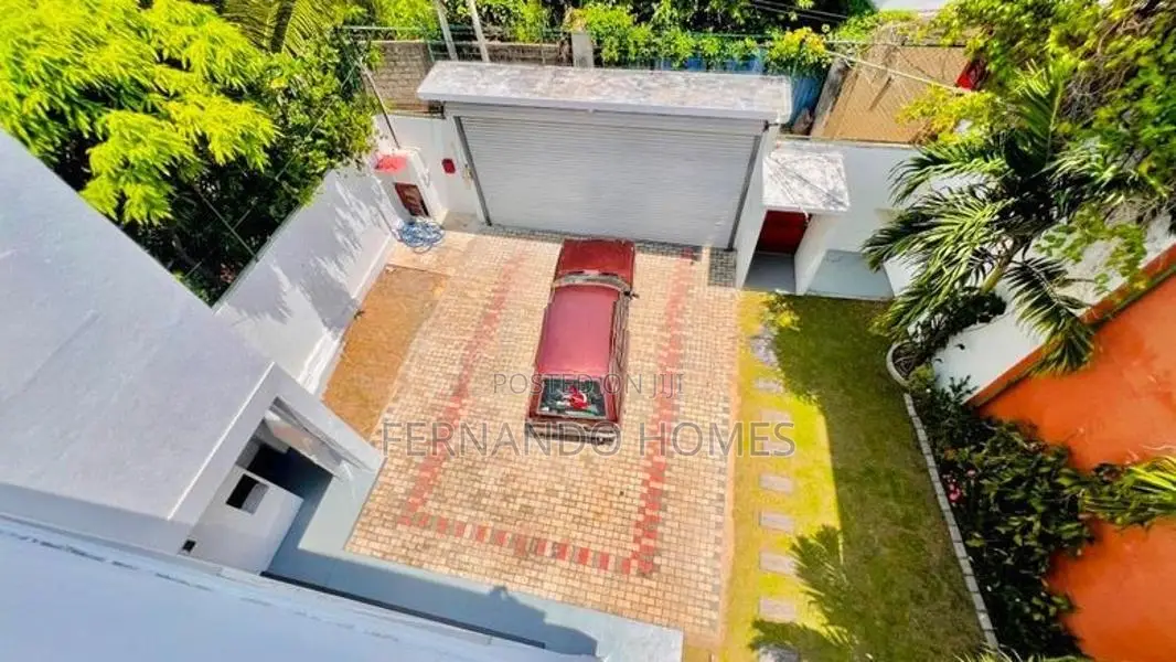 Almost Tourists Area An Upstairs 4 Bed Rooms House For Sale In Negombo