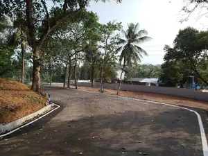 අඹතලේ හන්දියට ආසන්නව බිම් කොටස් විකිණීමට