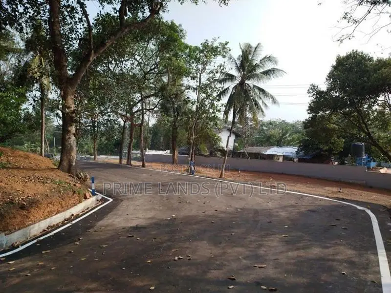 අඹතලේ හන්දියට ආසන්නව බිම් කොටස් විකිණීමට