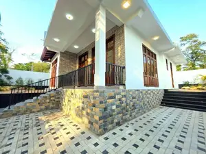 කුබුක පිහිටි පහත මහල සම්පූර්න කල අලුත්ම නිවස විකිනීමට