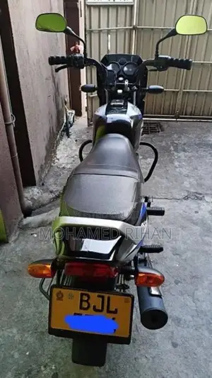 Bajaj CT100 2025
