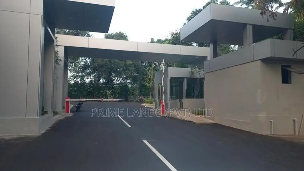 ගම්පහ කිරිදිවැල පාරට මුහුණලා බිම් කොටස්