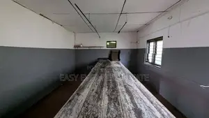 ගම්පහ දෙවලපොලින් බේකරියක් සමඟ නිවසක්