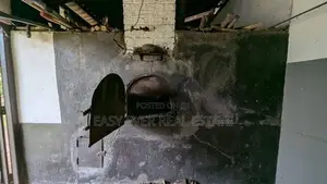 ගම්පහ දෙවලපොලින් බේකරියක් සමඟ නිවසක්