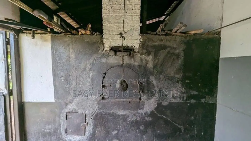 ගම්පහ දෙවලපොලින් බේකරියක් සමඟ නිවසක්