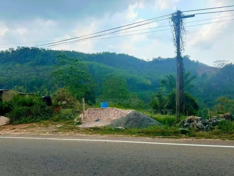 නිට්ටඹුව රුවන්වැල්ල පාරට මායිම් වූ වටිනා ඉඩමක්