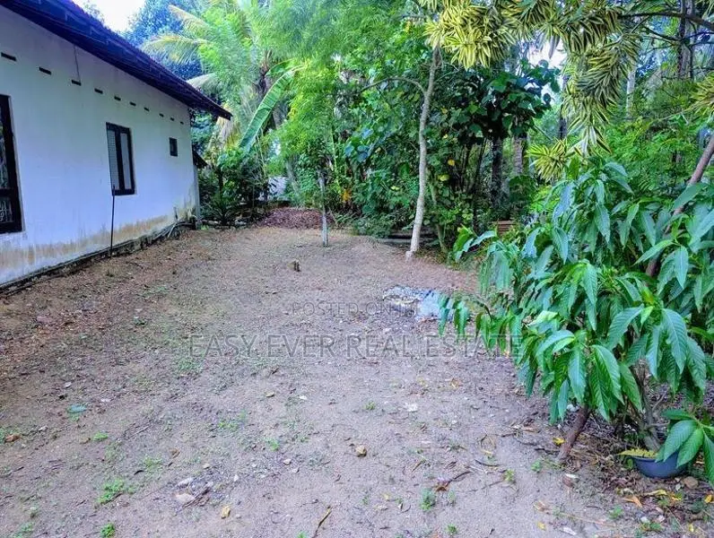 පර්චස් 20 ඉඩමක් අතුරුගිරිය