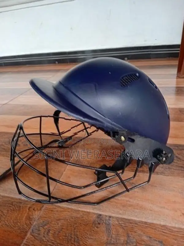 Cricket Helmet / Right Hand Gloves